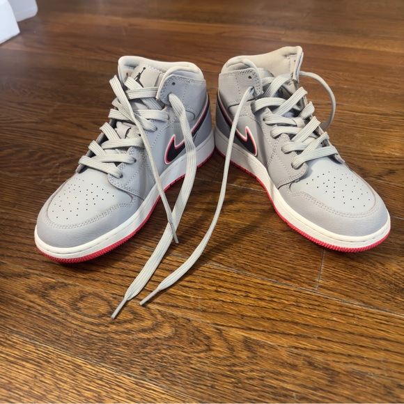 Air Jordan 1 Mid GS Wolf Grey Racer Black - Picture 4 of 6